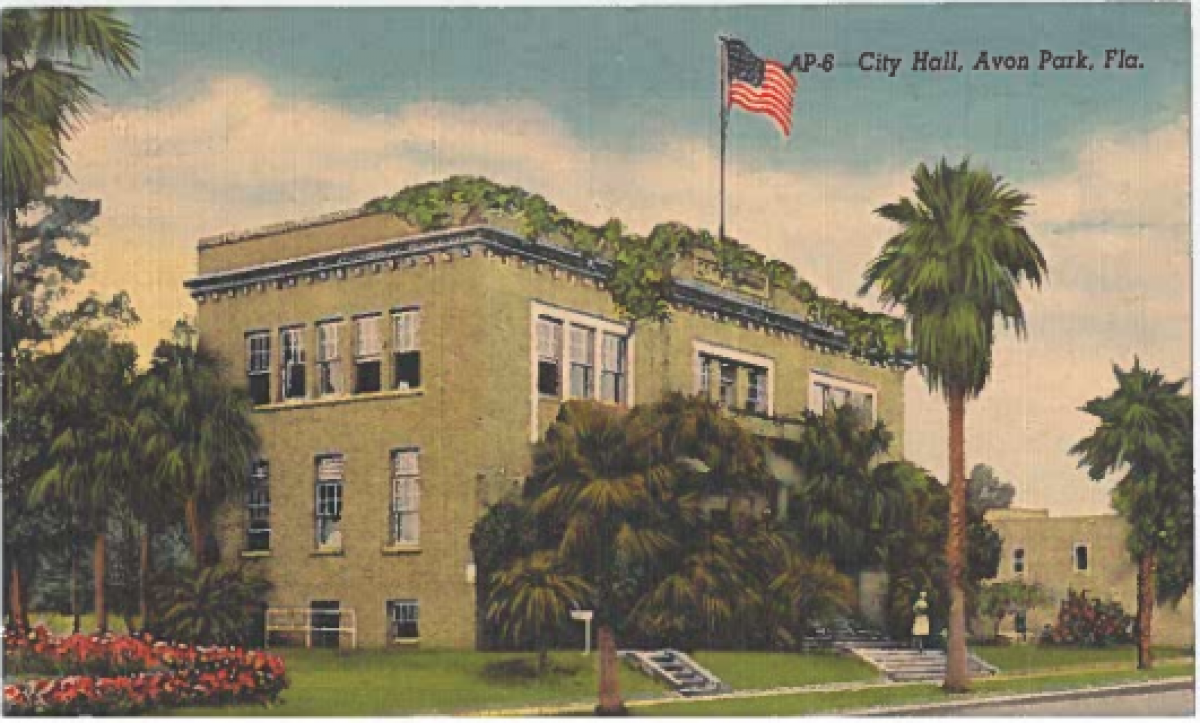 Vintage postcard image of City Hall in Avon Park