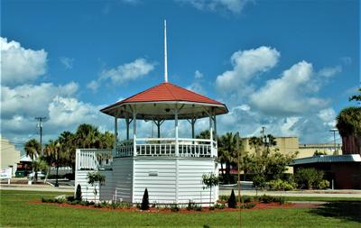 Image of the bandstand on Main st