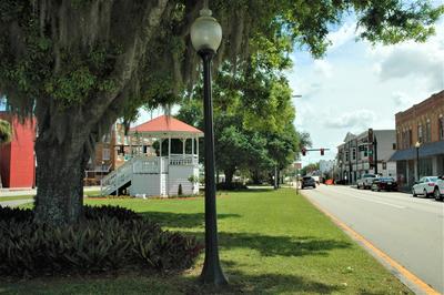 Image of the bandstand on Main st